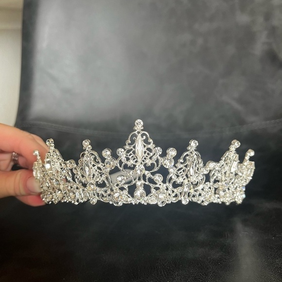 RHINESTONE TIARA T2006
Brand: En Vogue Bridal
Style #: T2006 - Picture 3 of 6